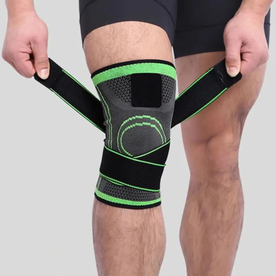 A joelheira no joelho com as duas faixas de ajuste abertas, mostrando o fecho em velcro